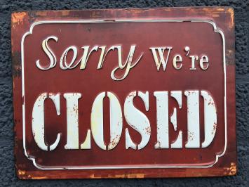 Metalen bord met prachtig geschilderde tekst: Sorry we're closed